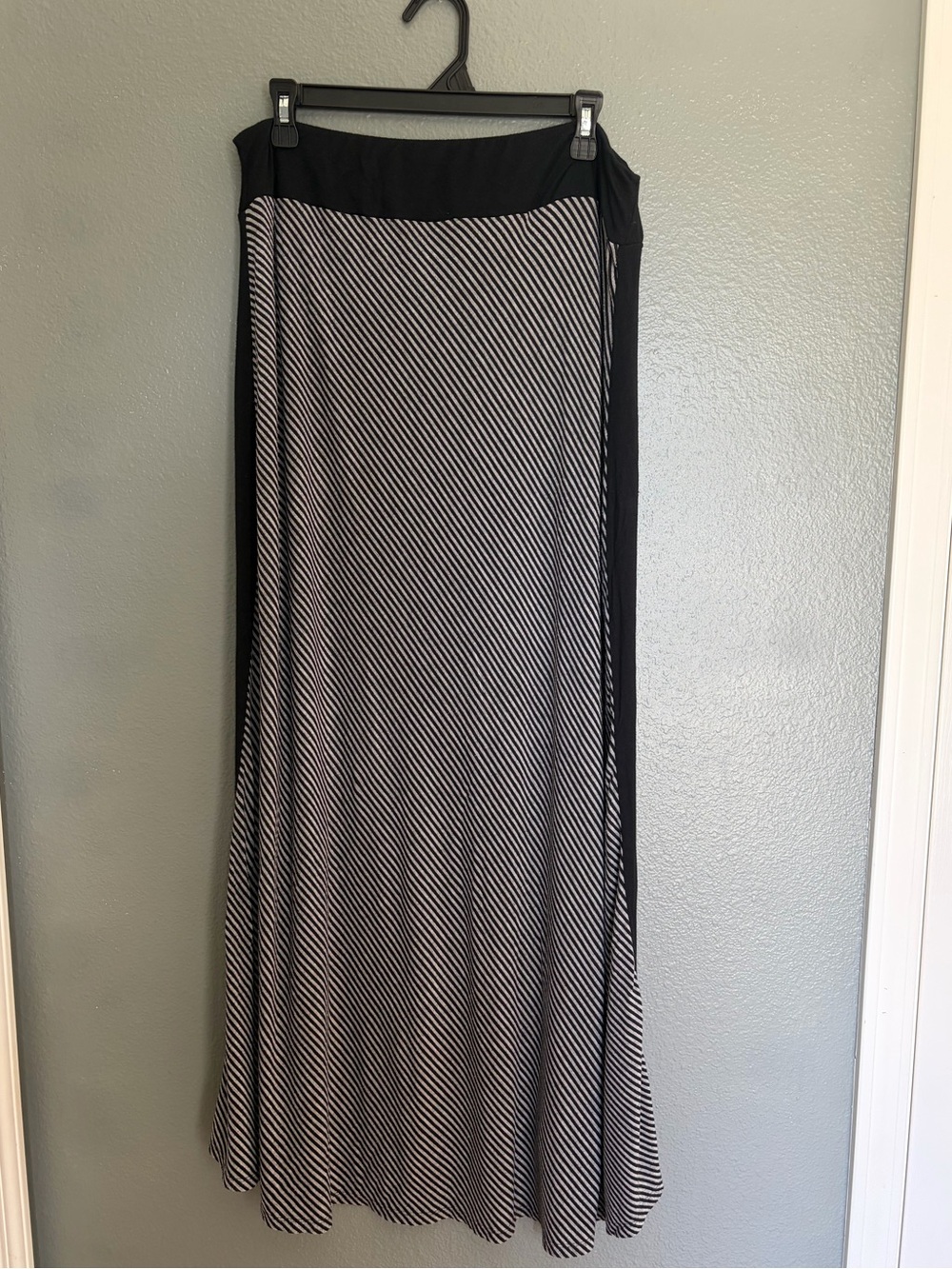 Premise XL black and grey skirt
Rayon and spandex